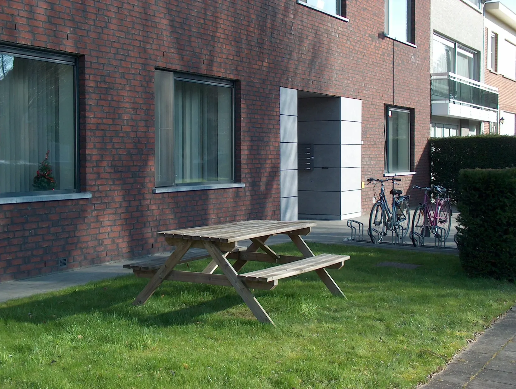 Tuin met picknicktafel